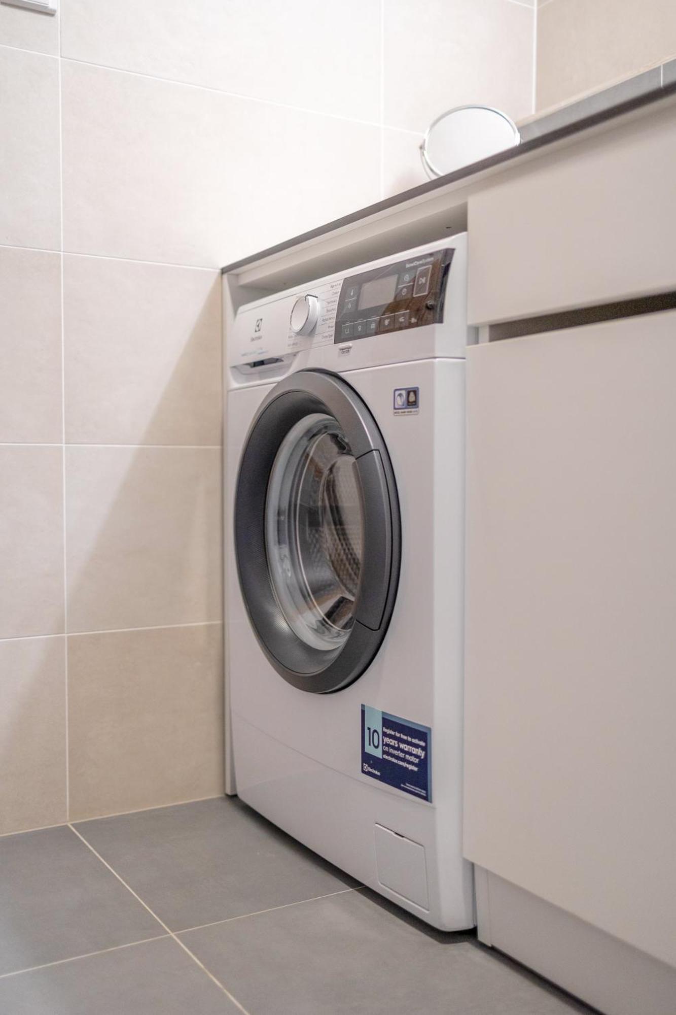 Bright 2br - 7th Floor, Balcony, Free Parking By Gravity Praha