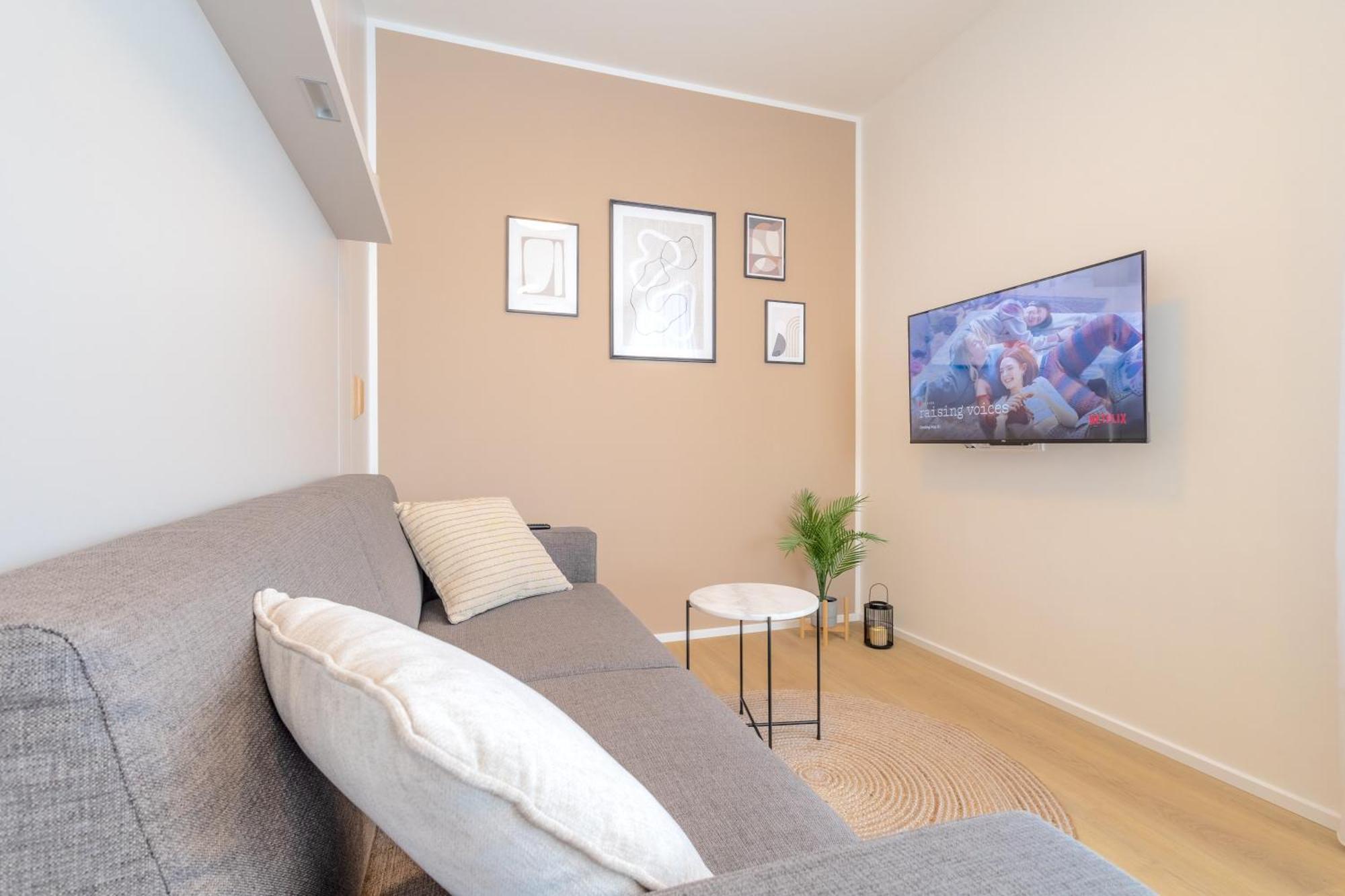 Bright 2br - 7th Floor, Balcony, Free Parking By Gravity Praha