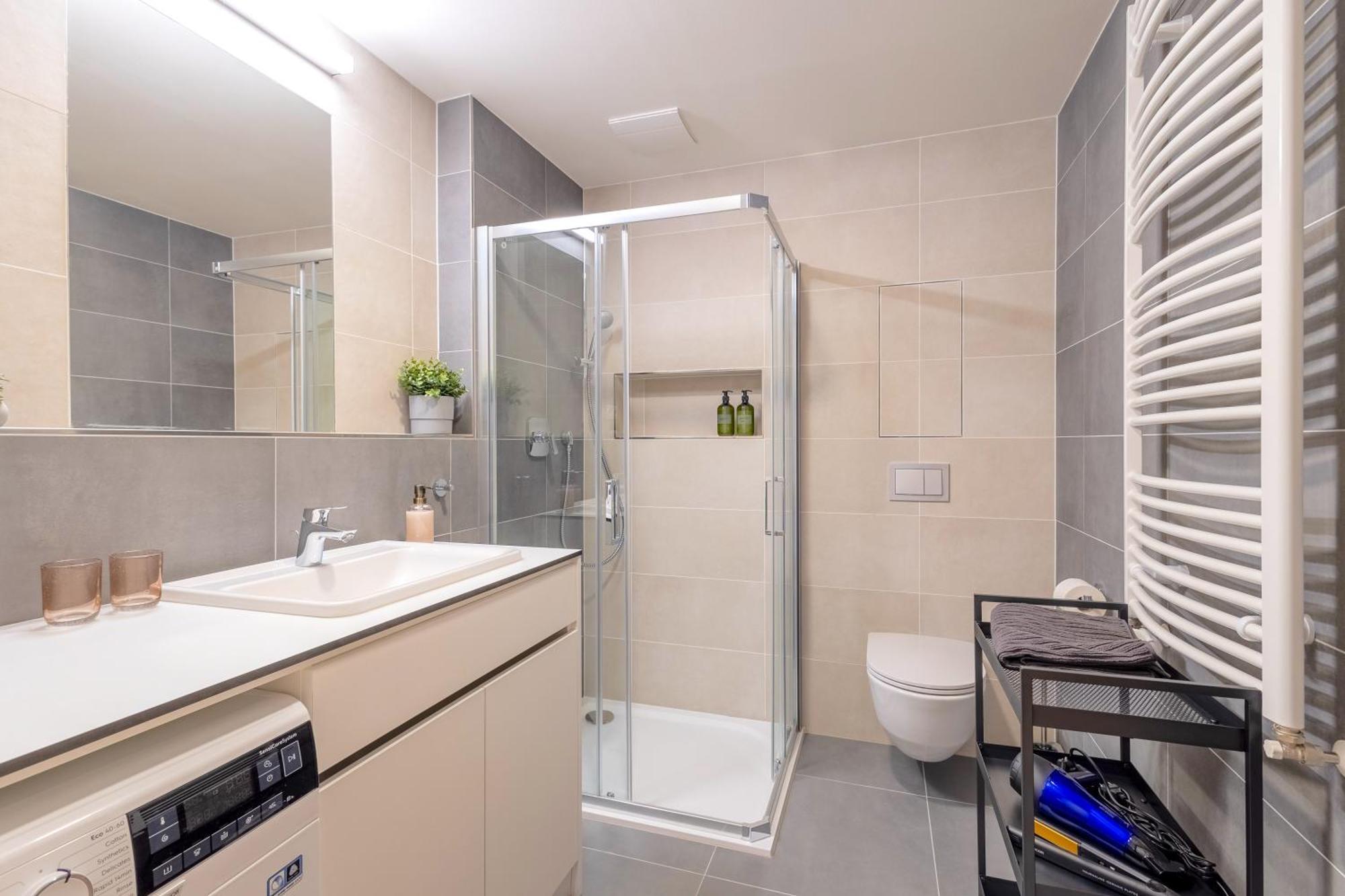 Bright 2br - 7th Floor, Balcony, Free Parking By Gravity * Praha