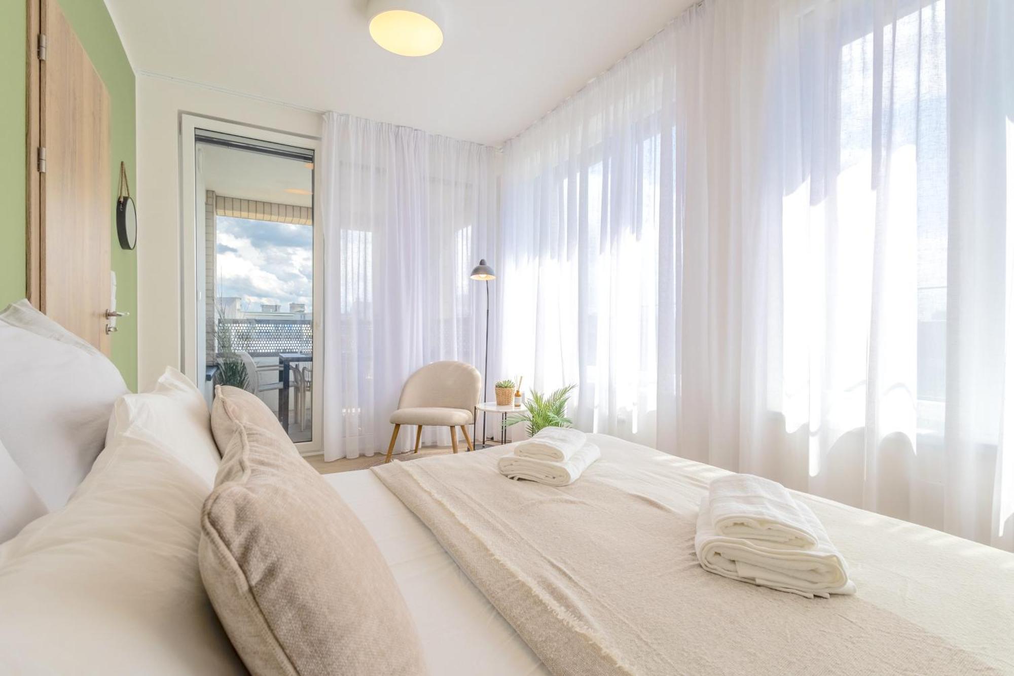 Bright 2br - 7th Floor, Balcony, Free Parking By Gravity Praha